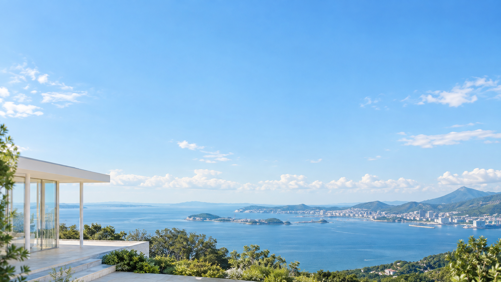 青い空、穏やかな湾と遠くの街並みを見渡す眺望